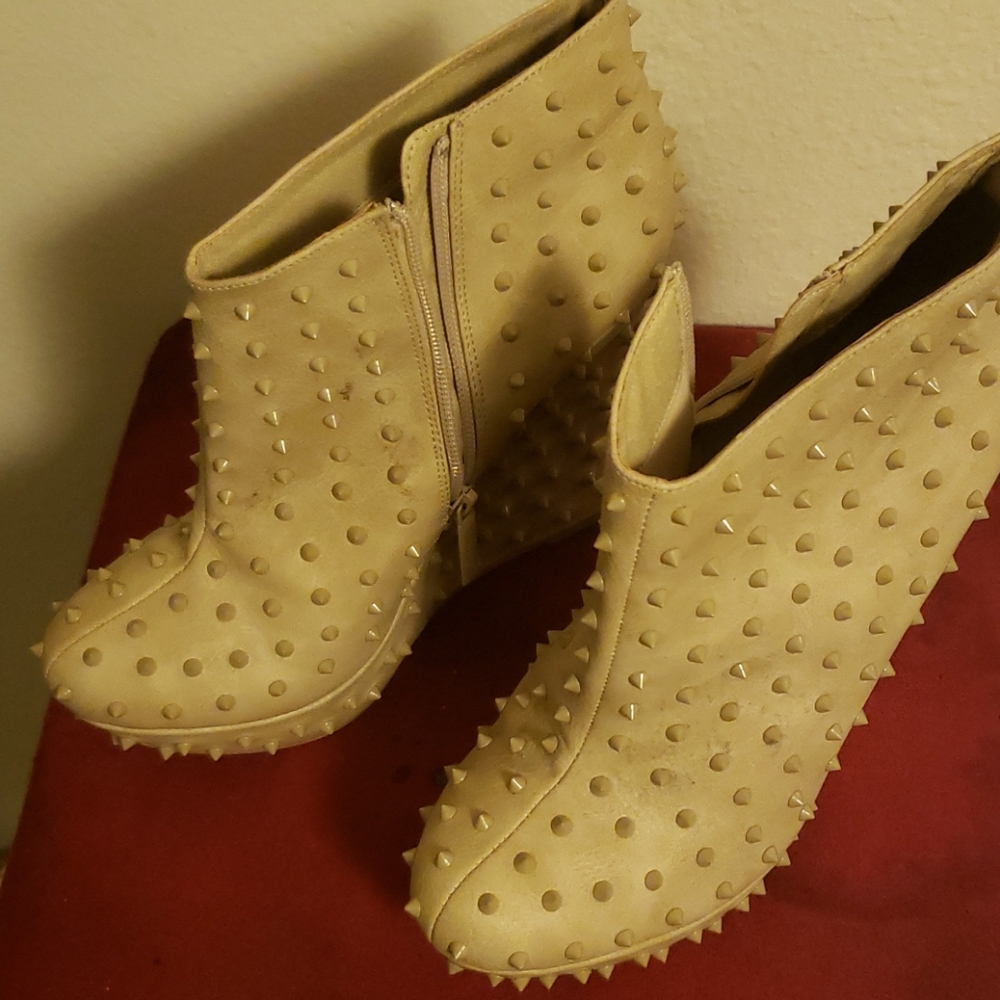 Shoes - Picture 2 of 6